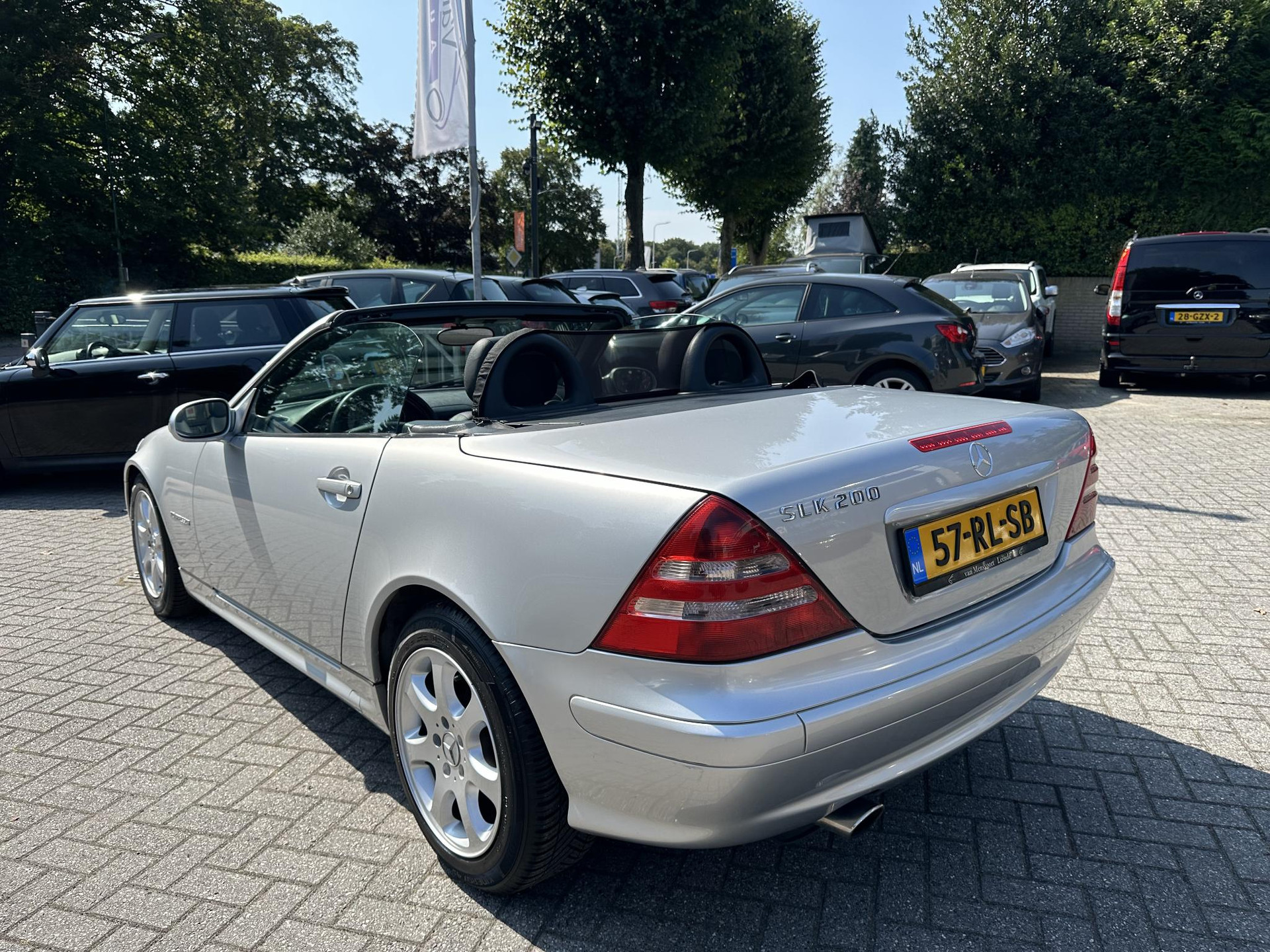 40023189-2.jpg