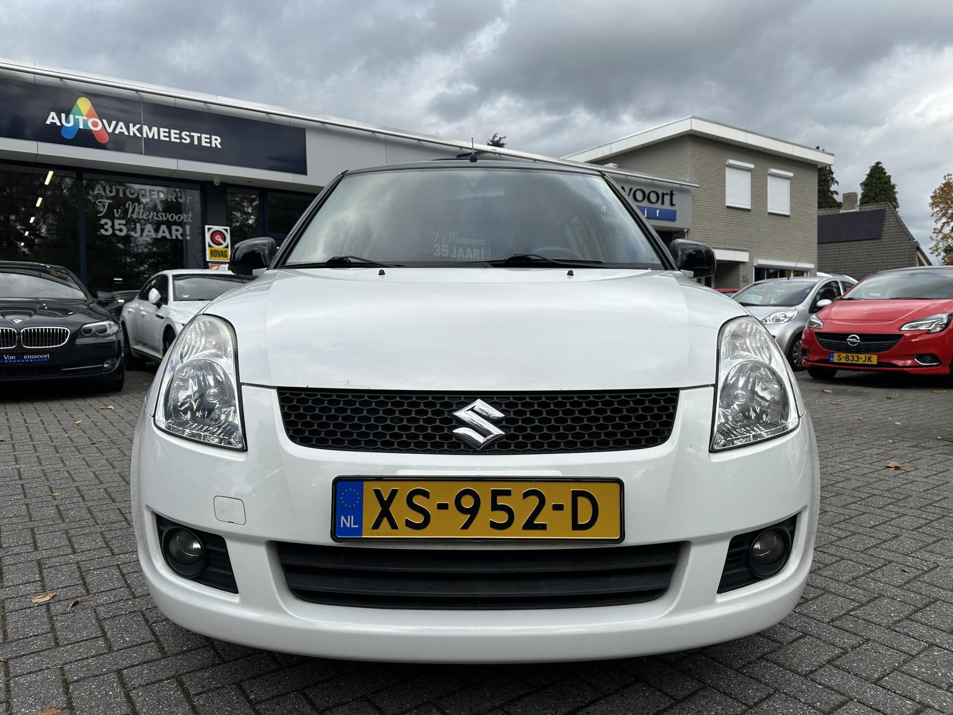 48653038-6.jpg