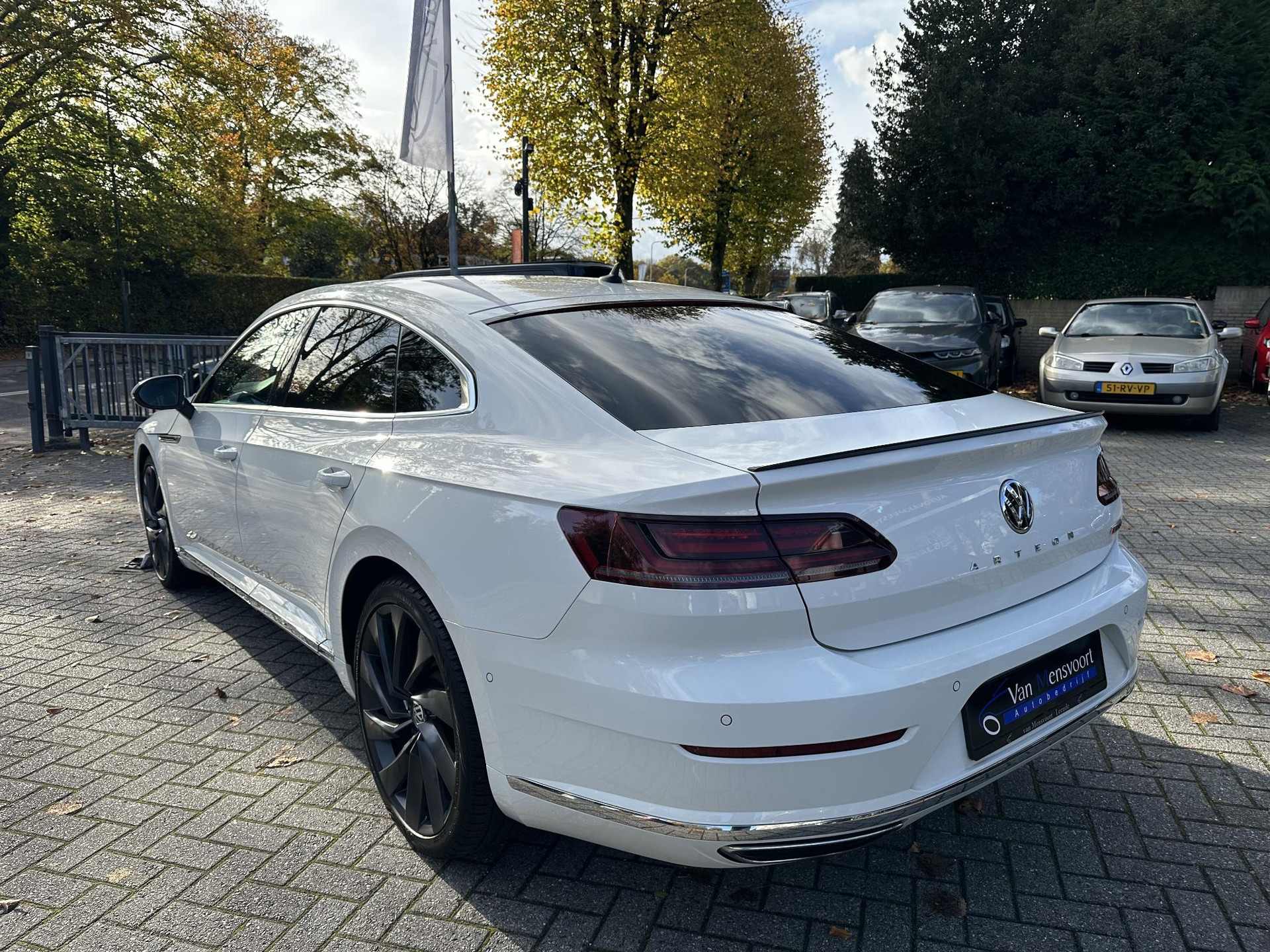48890859-2.jpg