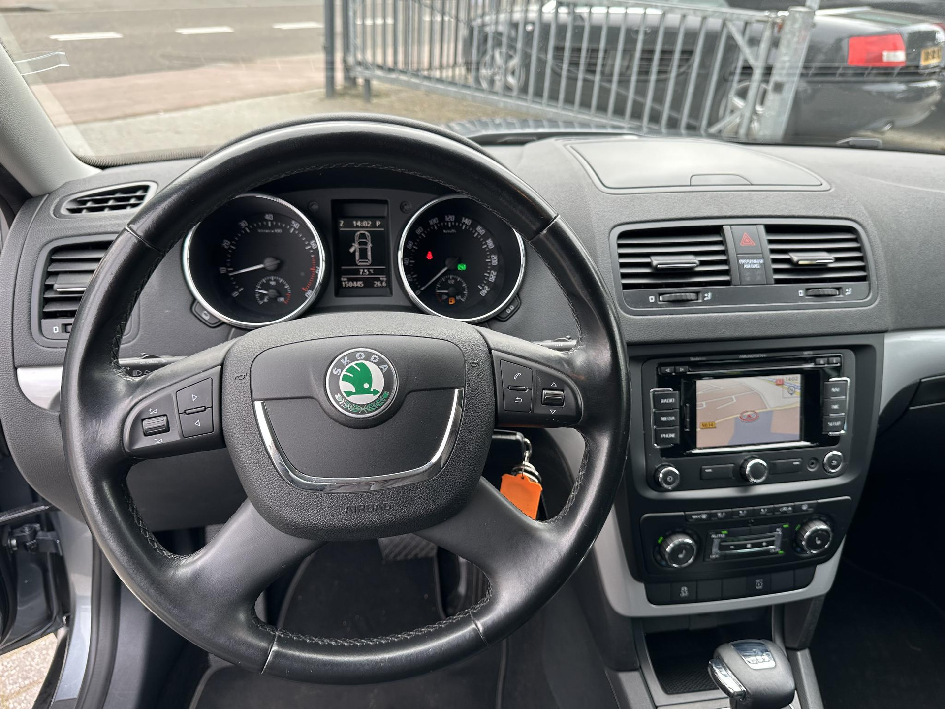 52429011-12.jpg