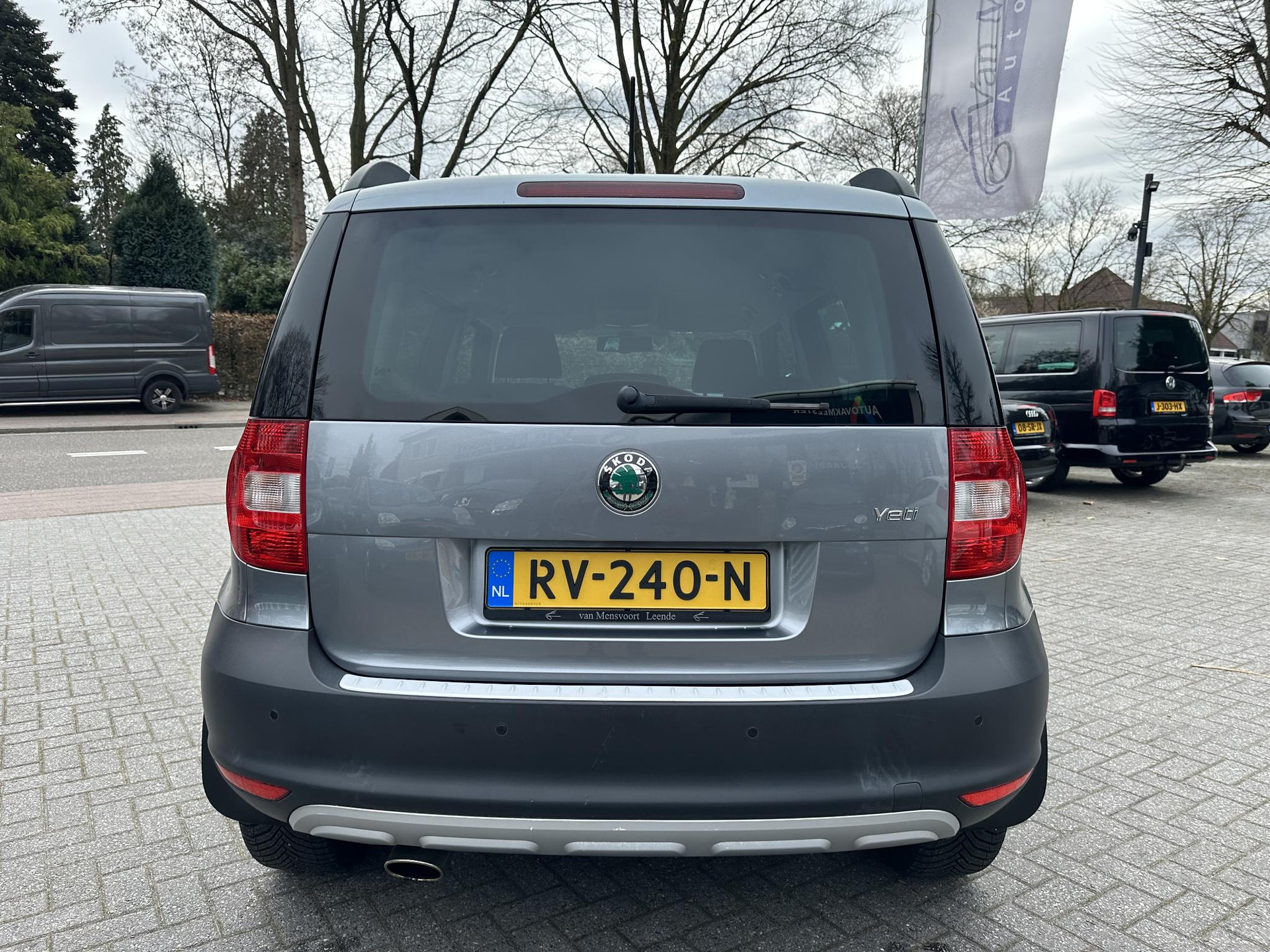 52429011-7.jpg