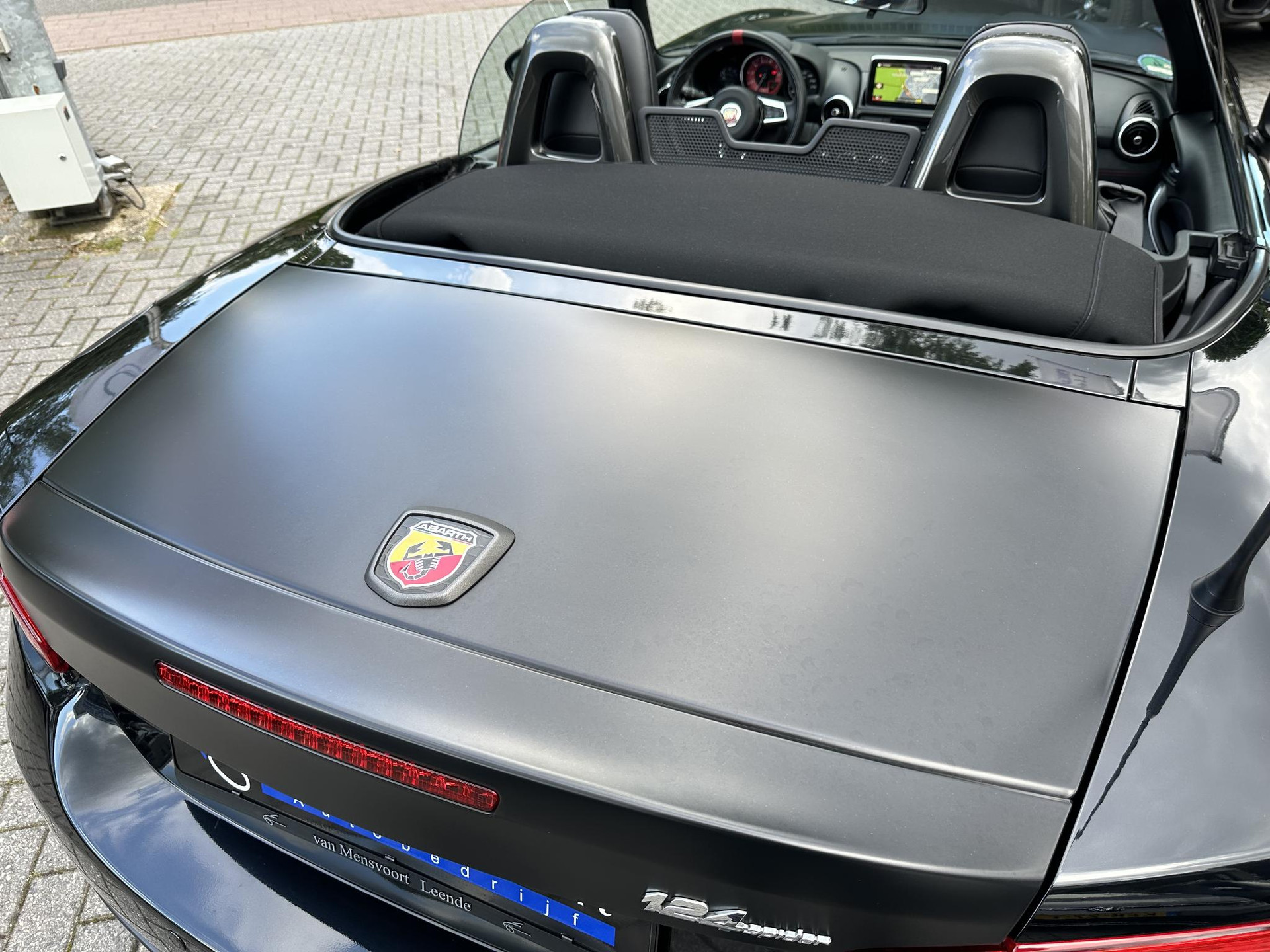 53528314-10.jpg