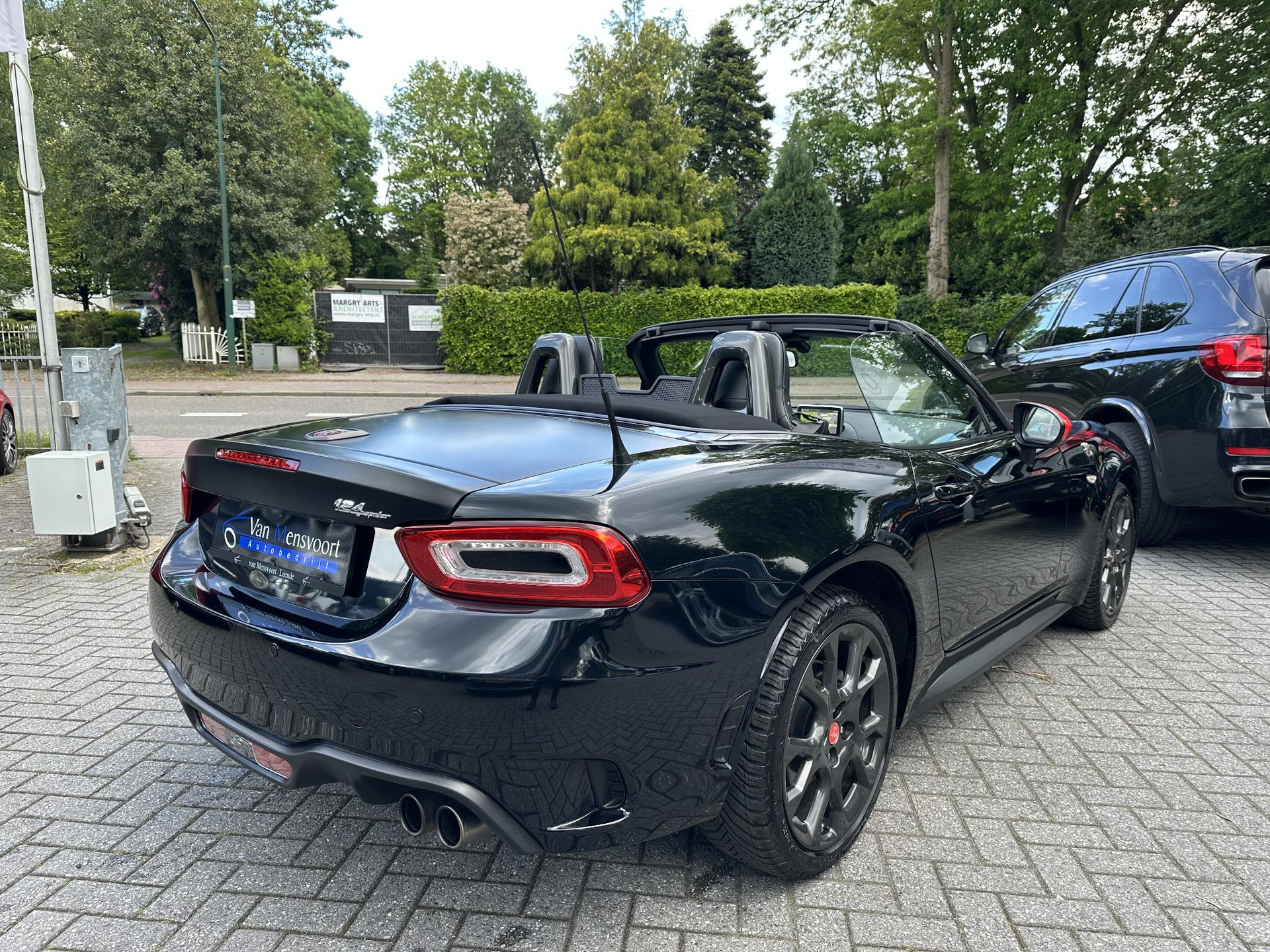 53528314-3.jpg