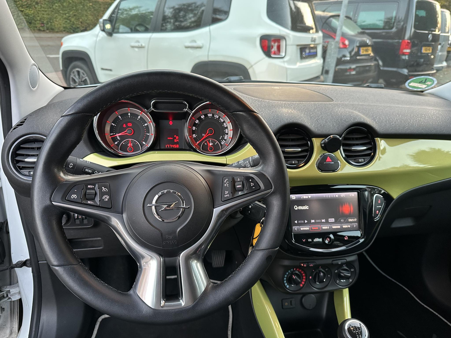 57822370-17.jpg