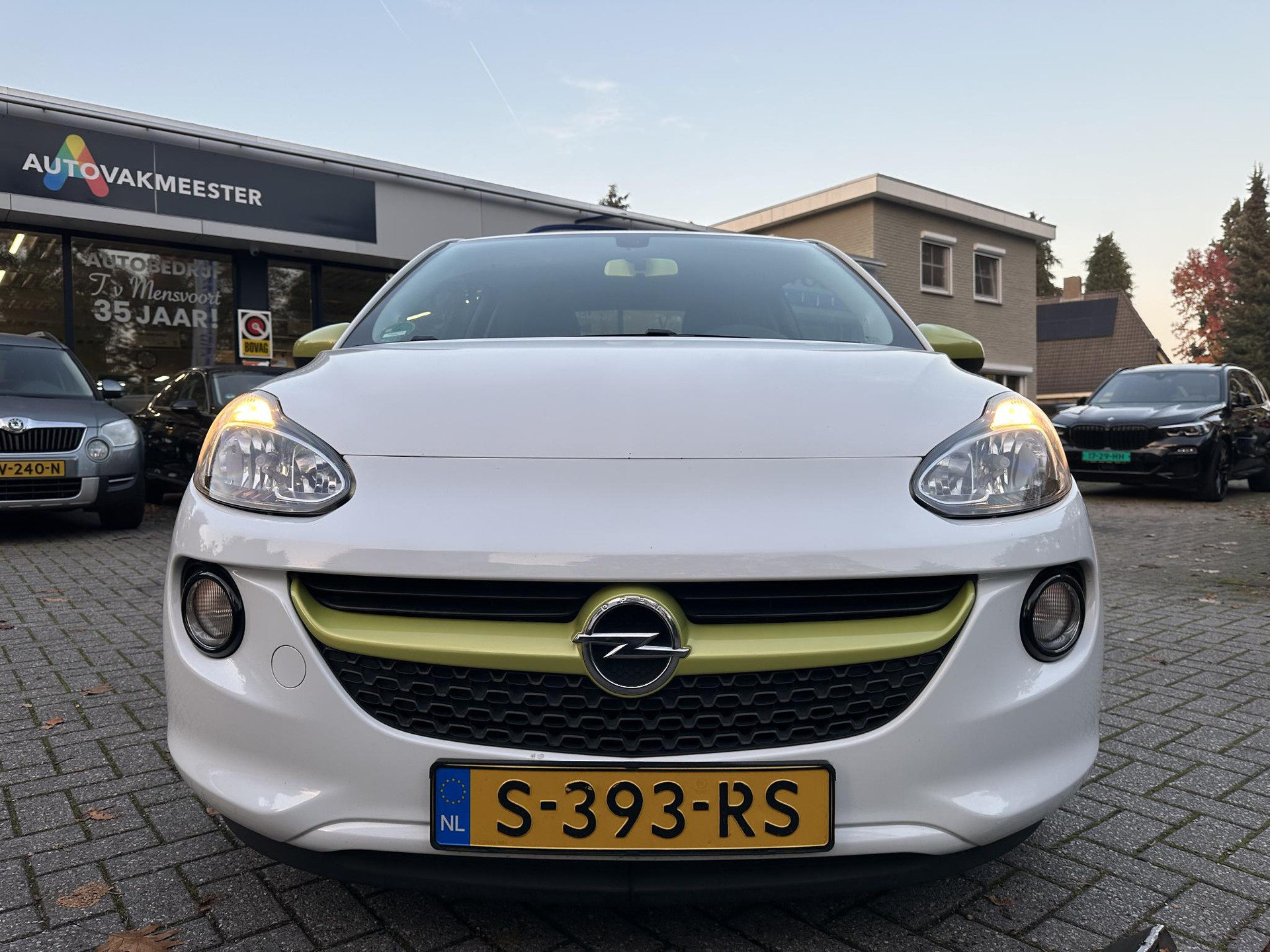 57822370-6.jpg